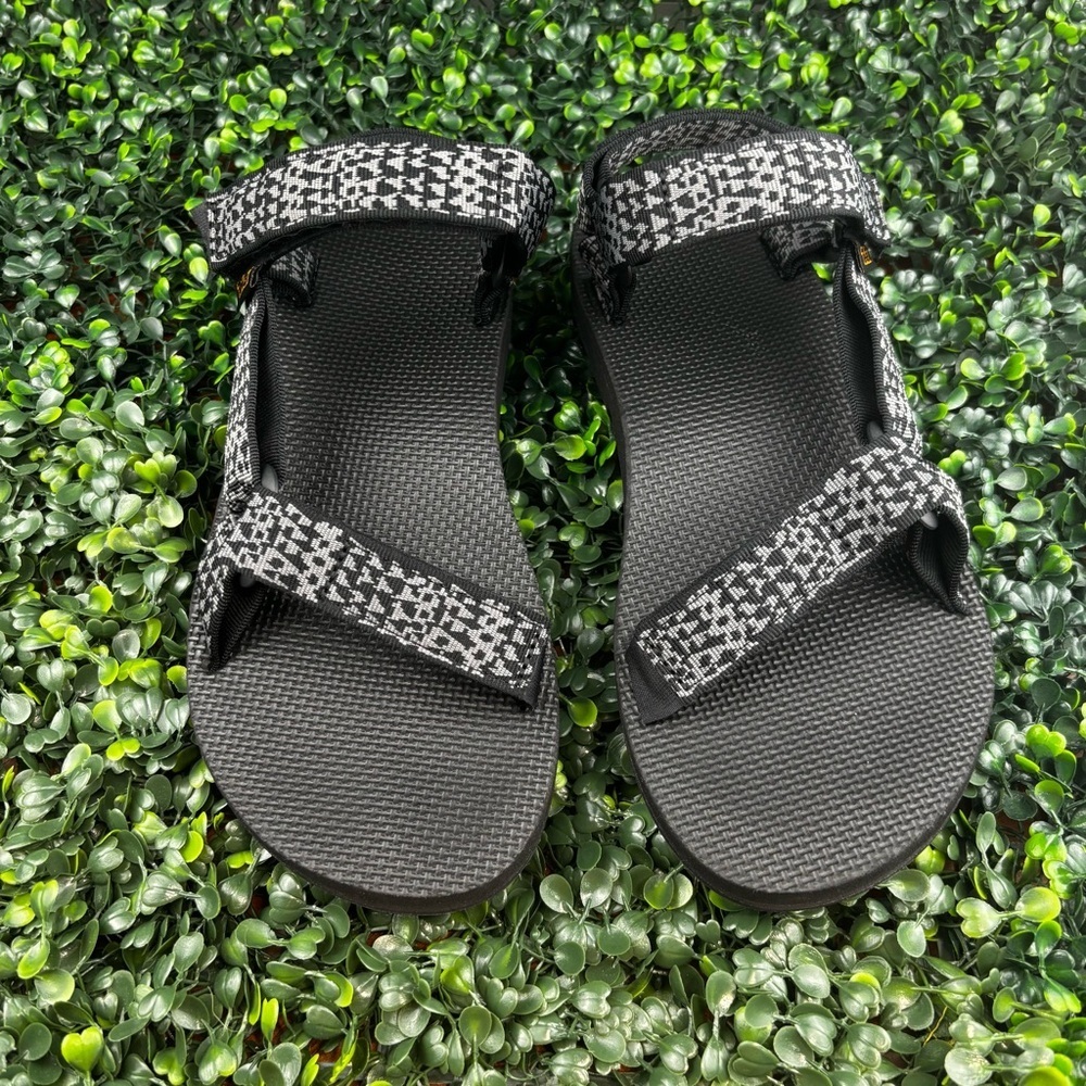 TEVA ORIGINAL UNIVERSAL SANDALS IN THE ETCHING BLACK COLORWAY SIZE 10 MAN